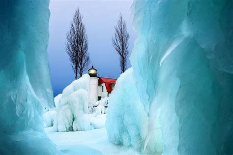 25 awe inspiring photos of michigan lighthouses in winter – Artofit