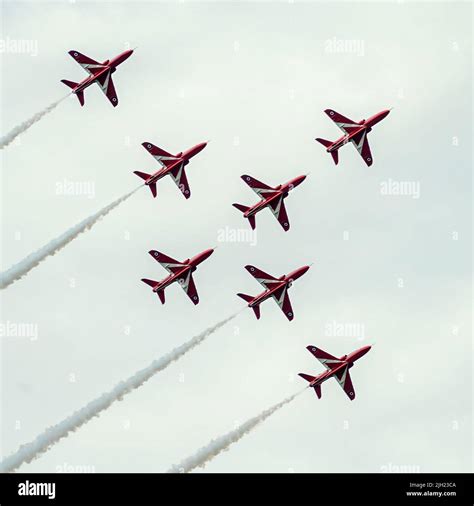 Red arrow formation hi-res stock photography and images - Alamy