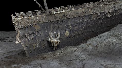 Titanic 'door' prop that kept Rose alive sells for $718,750 - BBC News