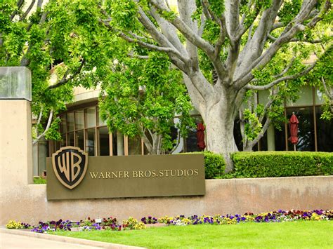 Warner Bros Looks To Set Up Entertainment Centres In India