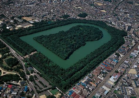 The Tomb of Emperor Nintoku (Daisen Kofun) - GaijinPot Travel