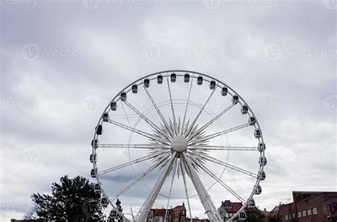 Ferris wheel in city 15601962 Stock Photo at Vecteezy