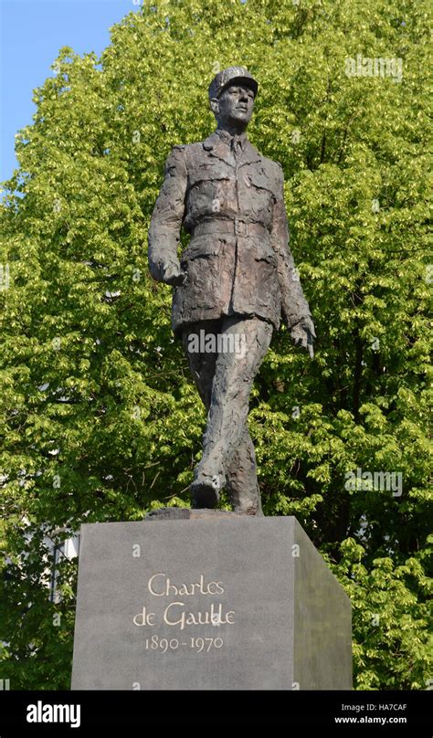 Statue president charles de gaulle hi-res stock photography and images - Alamy