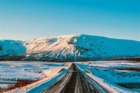 What is the weather in November like in Iceland? [Unpredictable]