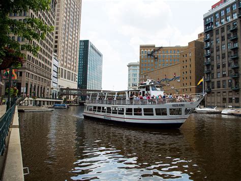 On the Grid : Milwaukee RiverWalk