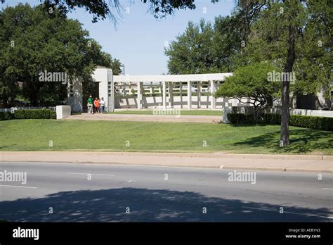 The grassy knoll and it's memorial overlooks the JFK assassination site in Dallas Texas Stock ...