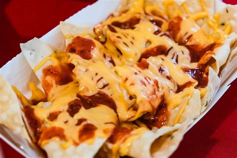 Crispy nachos covered in cheese and barbeque sauce - Creative Commons Bilder