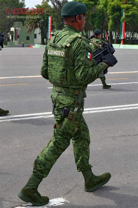 Mexican army SF with the "new" uniform during parade,2019 [720×1088] : r/MilitaryPorn