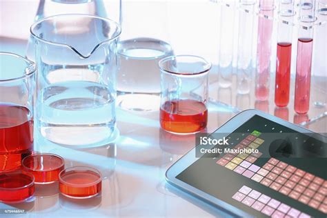 Laboratorium Sains Modern Peralatan Kimia Kaca Tablet Yang Menunjukkan Tabel Periodik Foto Stok ...