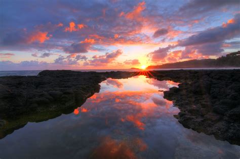 Sunrise on the Ocean in Kauai, Hawaii [OC] [3110x2073] : EarthPorn