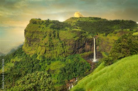 Foto de Beautiful waterfall with dramatic sky, somewhere in the Sahyadri ranges of western ghats ...