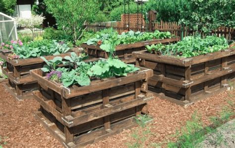 10 Wood Pallet Ideas for the Garden