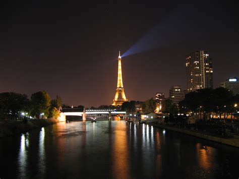 File:Eiffel tower and the seine at night.jpg - Wikipedia