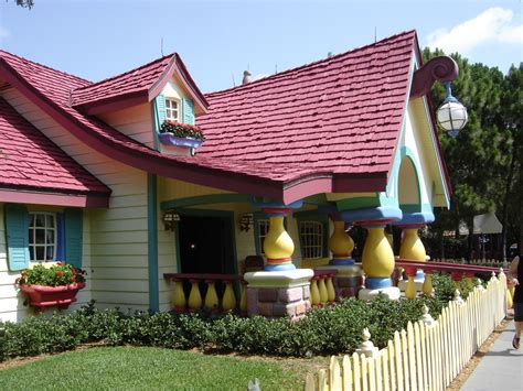 Disney Vacation Kingdom: Mickey's House Exterior