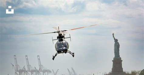 A helicopter flying over the statue of liberty photo – Free Helycopter Image on Unsplash