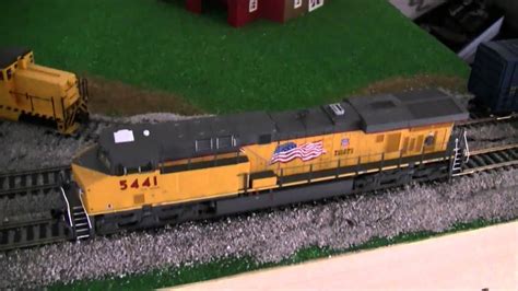 HO Scale Intermountain ES44AC Review - YouTube