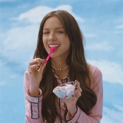 Eating Ice Cream Olivia Rodrigo GIF - Eating Ice Cream Olivia Rodrigo Deja Vu - Descobreix i ...