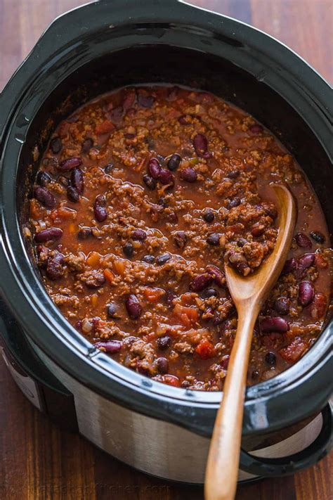 An easy crockpot chili recipe with Ground Beef, beans, tomato sauce ...