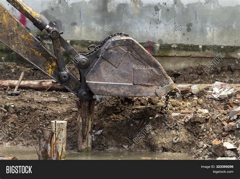 Excavator Digging Image & Photo (Free Trial) | Bigstock