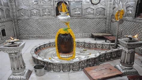 उज्जैन के महाकाल मंदिर में भक्तों को गर्भगृह की दहलीज से दर्शन कराने की ...