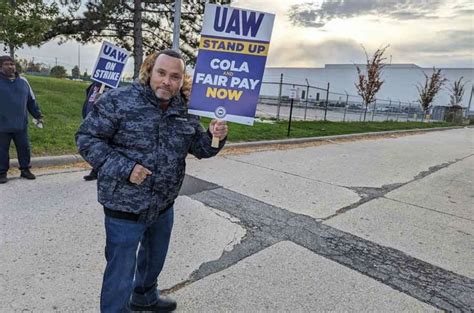 UAW, Stellantis reach tentative contract deal, ending strike | Crain's Grand Rapids Business