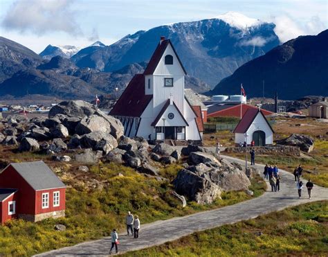 Architecture in Greenland - from colorful wooden houses to swimming ...