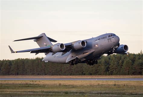 Which Air Forces Operate The C-17 Globemaster III?