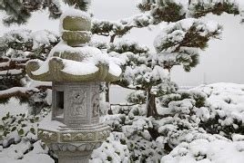 Japanese Stone Lanterns - Photos of Stone Lanterns in Japanese Gardens