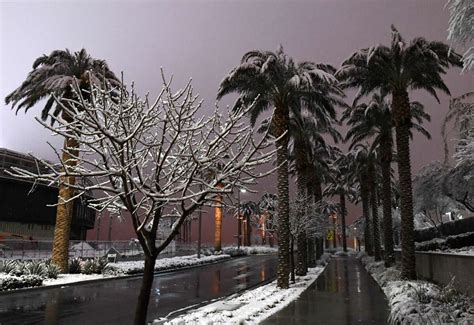 Is that a snowman on the Strip? Las Vegas sees first measurable snow in over a decade