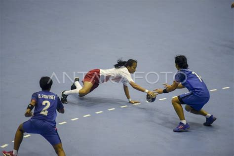 BOLA TANGAN PUTRi -INDONESIA VS THAILAND | ANTARA Foto