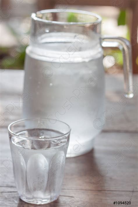 Vaso de agua fría con tarro - foto de stock 1094520 | Crushpixel