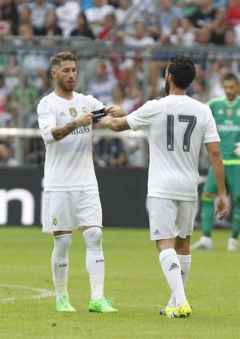 Sergio Ramos giving his Captain Armband to Arbeloa. AMAZING #‎SR4 ...