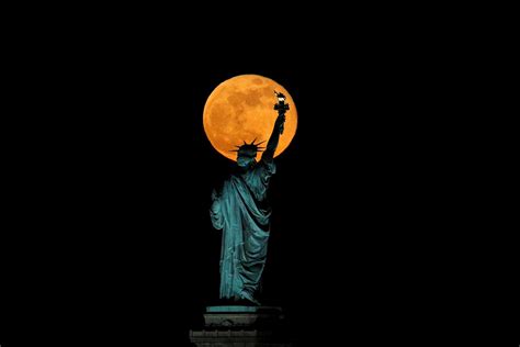 Flower Moon rises above the Statue of Liberty | in-cyprus.com