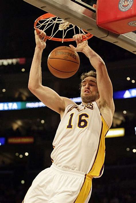 Pau Gasol's triple-double leads Lakers