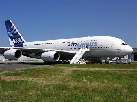 File:Airbus A380 Paris Air Show.jpg - Wikimedia Commons