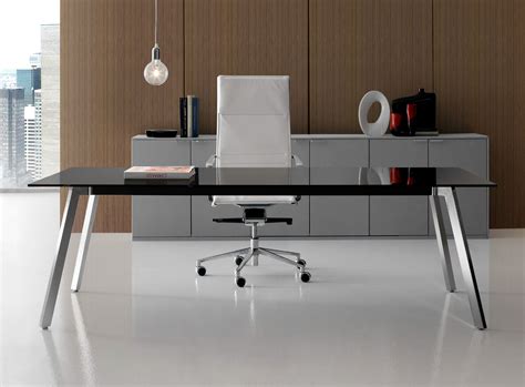 JERA Office desk with shelves by Las Mobili Office Table Design, Office Furniture Design, Office