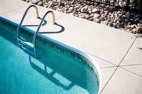 What's the Difference? Concrete vs Gunite Pools