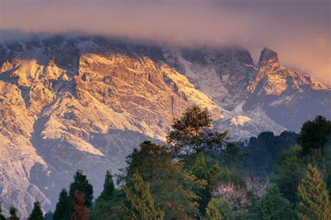 Himalayan Mountain Range at Ravangla, Sikkim Stock Photo - Image of mountains, kanchendzonga ...