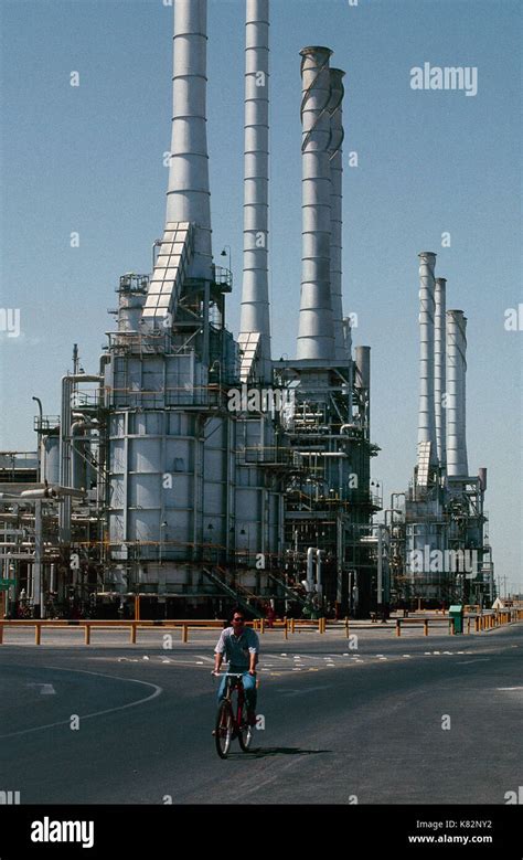 The world's largest oil refinery at Ras Tanura in Saudi Arabia ...