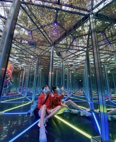 INSTAGRAMMABLE KALEIDOSCOPIC MIRROR MAZE AT JEWEL CHANGI AIRPORT! - Shout