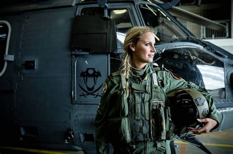 Dutch Airforce Female Helicopter Pilot (1250 x 833) | Military | Pinterest | Helicopter pilots ...