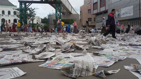 Salat Usai, Masyarakat Tinggalkan Sampah Kertas Koran - Tribunsumsel.com