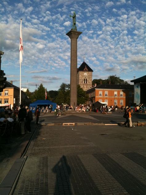 Powellite's Blog: Olav Tryggvason statue - Trondheim town square