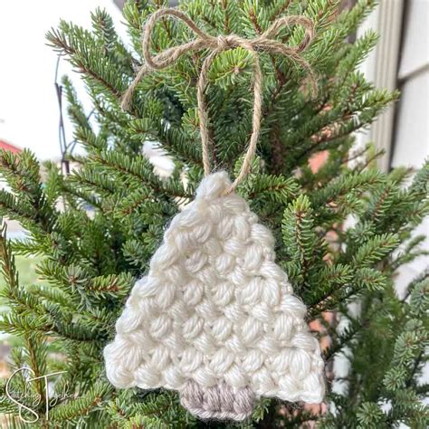 Flat Christmas tree crochet pattern to decorate all the things!