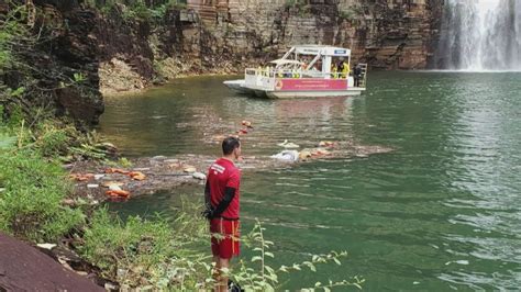 Brazil cliff collapse: Rescuers scour lake for bodies after collapse