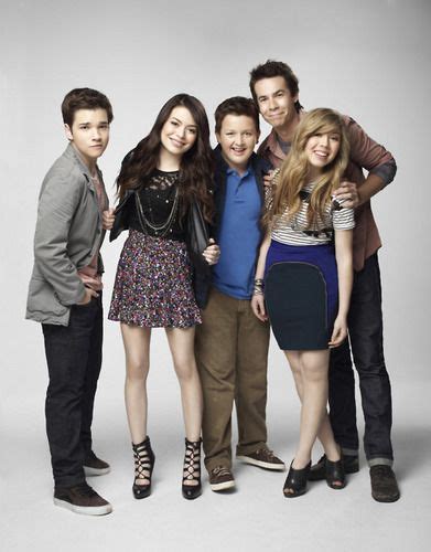 iCarly Photo: iCarly ooh there is Creddie too close to each other | Icarly, Icarly cast, Icarly ...