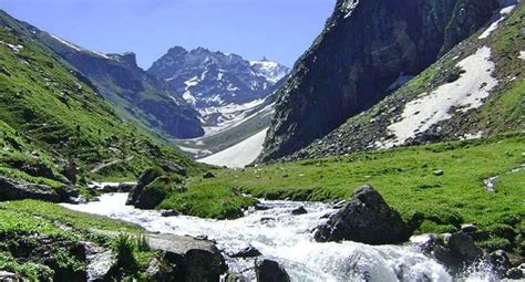 Trekking In Himachal At The Beautiful Snowy Destinations | IdeaSchedule