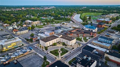 Premium Photo | Downtown muncie indiana aerial at dawn with courthouse