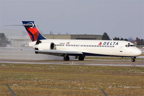 Boeing 717 @ KGRR | Delta Airlines Boeing 717 landing at Gra… | Flickr