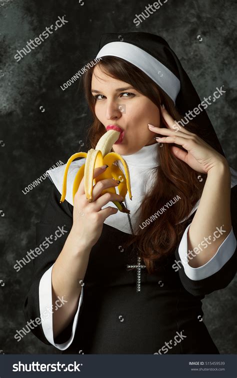 Attractive Nun Holding Banana Bites Him Foto de stock 515459539 | Shutterstock